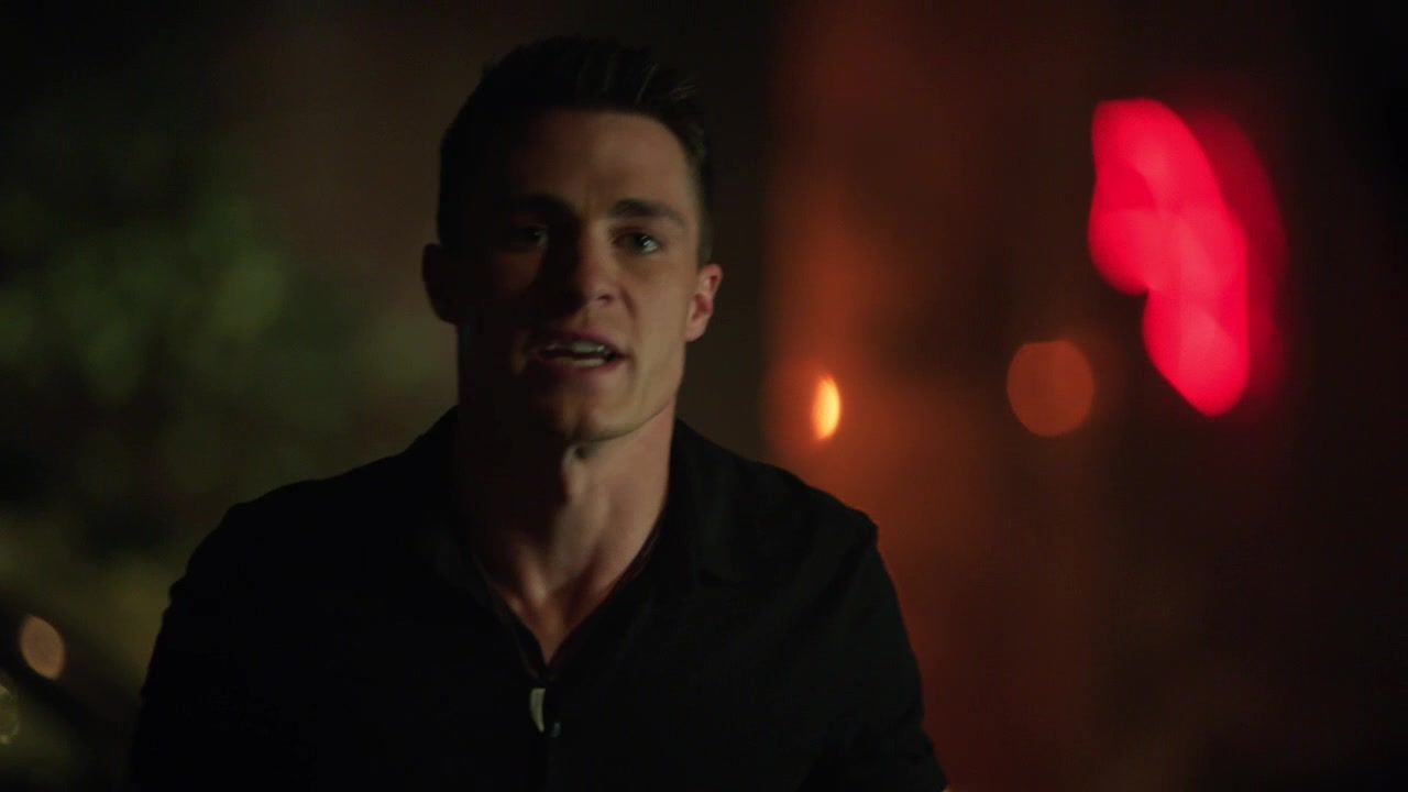 Arrow-S02-E01-0219.jpg